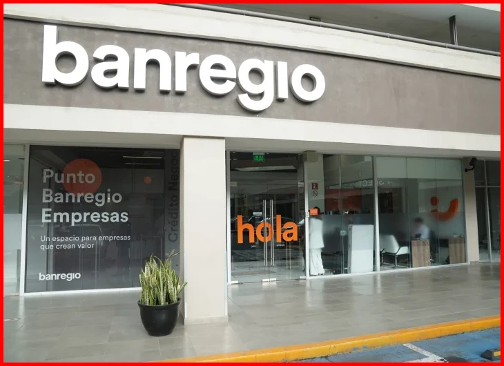 Variación del sueldo promedio según región y modalidad presencial o remota